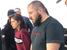 Ето ги каналджиите, превозвали 23 мигранти в линейка