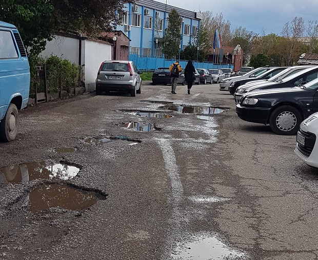 "Микроязовири" преливат пред районна община в София