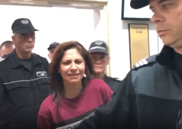 Съдът в Пловдив остави в ареста трафикантите, превозвали мигранти в линейка