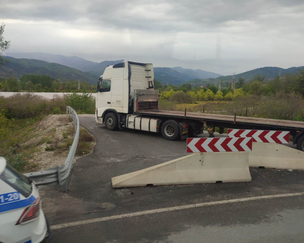 Два товарни автомобила са катастрофирали на пътен възел "Кресна"
