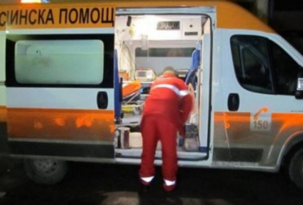 Мъж в безпомощно състояние заби юмрук в лицето на шофьор на линейка
