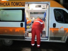 Мъж в безпомощно състояние удари в лицето шофьор на линейка