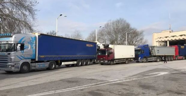 Аварирал товарен автомобил затруднява движението на камиони през ГКПП Кулата