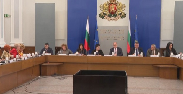 Националният съвет за тристранно сътрудничество провежда извънредно заседание днес предаде