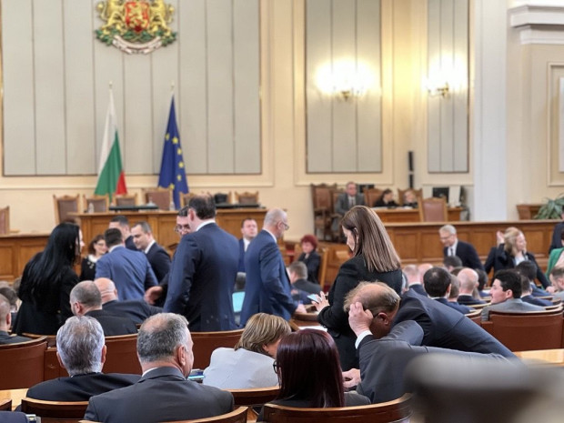Депутатите продължават с разглежданията на правилника за НС