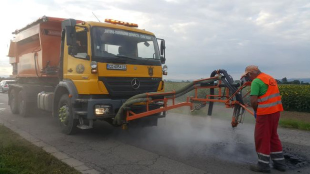 Кърпят асфалта по основна пътна артерия в района на Община Петрич