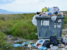 Кресна потъна в боклуци: Жители на общината се оплакват, че от Великден контейнерите не са почиствани