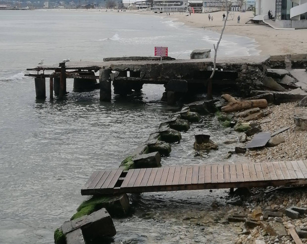 Пореден сигнал за разруха по плажната ивица на варненския градски плаж