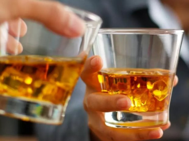 Дестилираната алкохолна напитка от уиски се прави от ферментирала зърнена