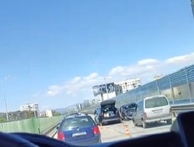 Катастрофа затруднява движението към летище "София"