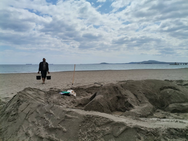 TD Поредна любопитна пясъчна скулптура се появи на бургаския плаж