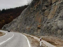 Движението по два участъка от път ll-37 Златица - Панагюрище ще се осъществява в една лента