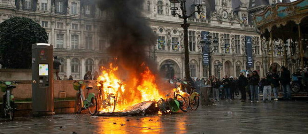 Протестите в Париж струват на кметството 1,6 милиона евро