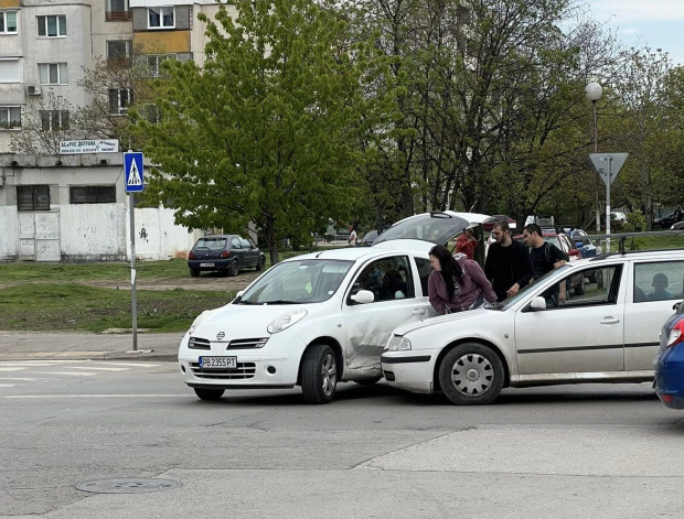 Катастрофа между два автомобила в празна София