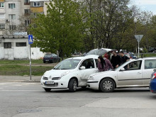 Катастрофа между два автомобила в празна София