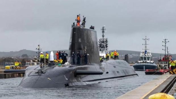 Класифицирани документи за най-модерната ядрена подводница на Великобритания са открити в тоалетна на кръчма
