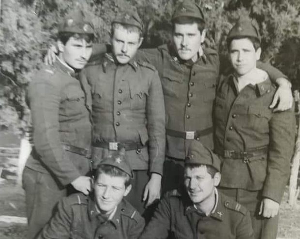 Варненец търси свой приятел със стара снимка от войнишките години