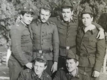 Българин търси свой приятел със стара снимка от войнишките години