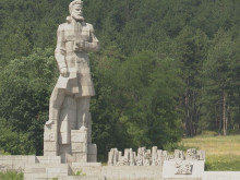 Паметникът на Христо Ботев в Калофер се руши