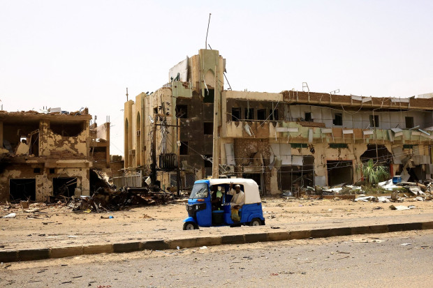 Въздушни удари и боеве в Хартум, докато примирието се разпада