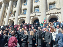 Стотици прокурори и следователи се събраха пред Съдебната палата