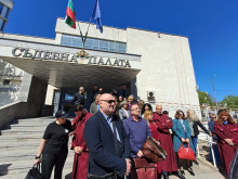 Магистрати се събраха на протест пред Съдебната палата в Добрич