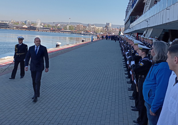 Президентът Румен Радев посрещна днес на Морска гара - Варна,