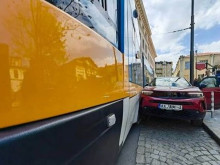 Трамвай затисна неправилно паркирана кола зад Съдебната палата