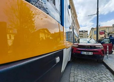 Трамвай затисна неправилно паркирана кола на кръговото зад Съдебната палата