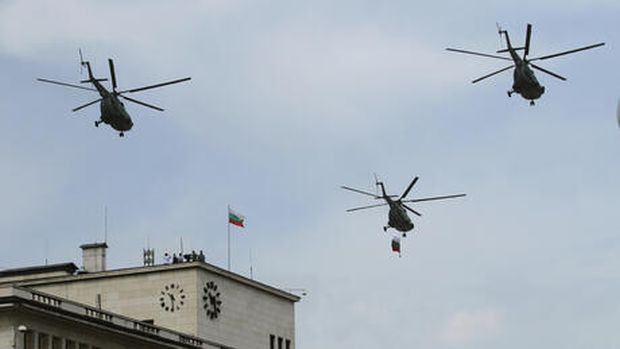 МО: Вертолети и самолети от ВВС и ВМС ще летят на ниска височина над София