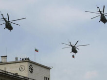 МО: Вертолети и самолети от ВВС и ВМС ще летят на ниска височина над София