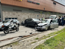 Тежка катастрофа между два автомобила в района на столичен мол