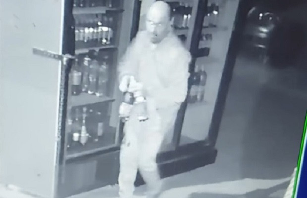 </TD
>Охранителни камери заснеха крадец, който в понеделник вечерта с трион