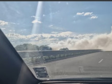 Страшен дим: Бус се запали на Северната тангента