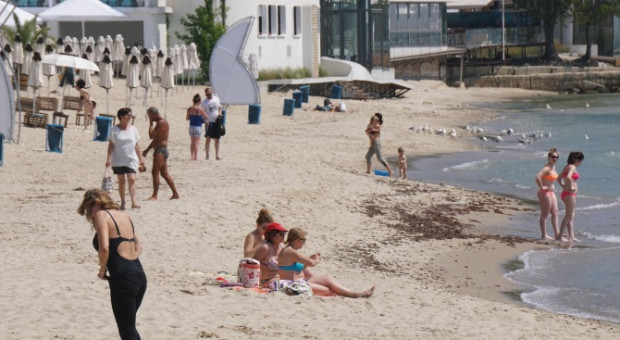 Цената на сянката на градския плаж във Варна през лятото