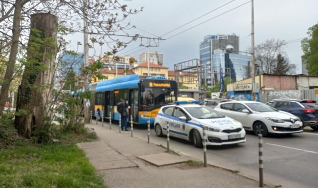 Момиче пострада при инцидент с тролейбус в София