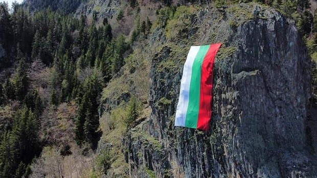 Националният флаг краси "Орлова скала" край Смолян за 6 май