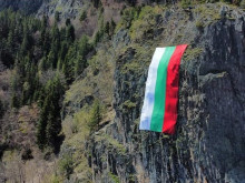 Националният флаг краси "Орлова скала" край Смолян за 6 май