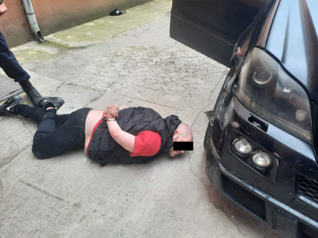 TD След гонка с полицията шофьор е нахлул с автомобила си