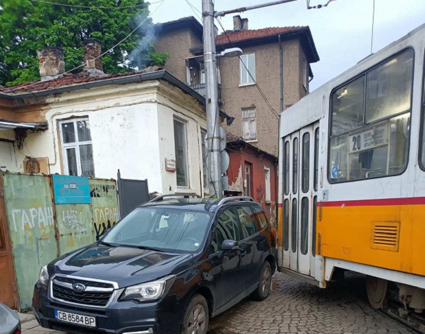 Спряно е движението на трамвай № 20 в столицата поради неправилно паркиран автомобил