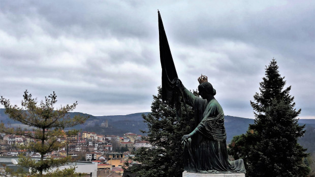 Рецидивисти танцуваха върху паметник във Велико Търново