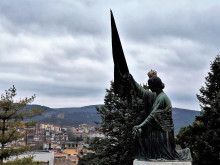 Рецидивисти танцуваха върху паметник във Велико Търново