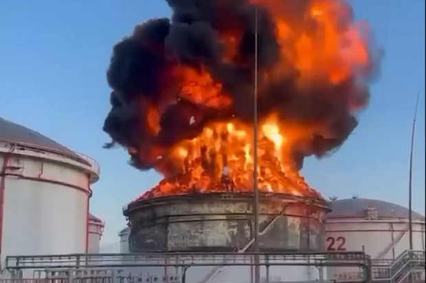 Още една петролна рафинерия горя в Русия: "дрон се разби в нея"