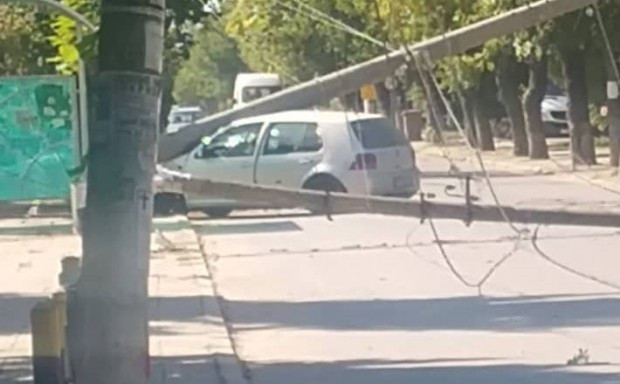 19-годишен се заби с колата си в стълб