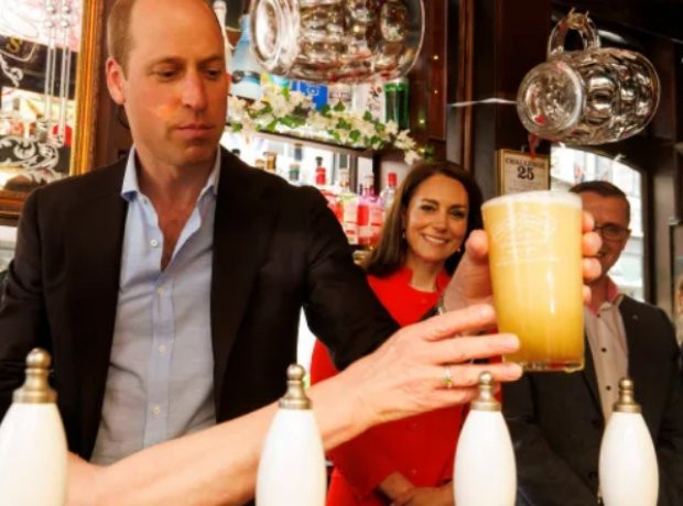 Британският принц Уилям изпи първата чаша бира от нова марка