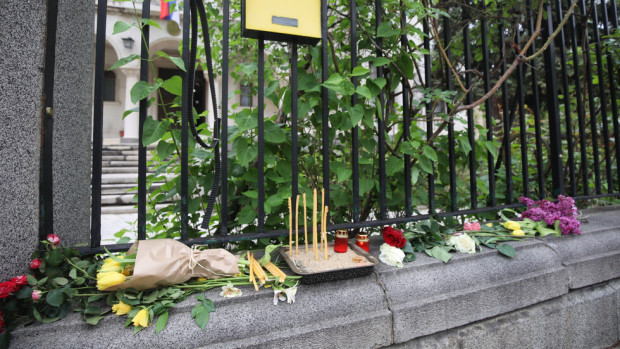 Цветя и свещи пред сръбското посолство в София