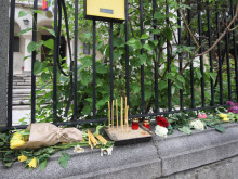 Цветя и свещи пред сръбското посолство в София