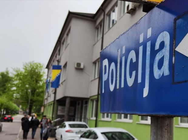 Полицията в Босна и Херцеговина задържа днес 18 годишен младеж заради