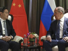 Китайският външен министър: Пекин ще насърчи мирното решение на украинската криза