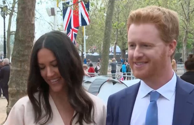 Двойници на Хари и Меган се появиха пред Бъкингамския дворец